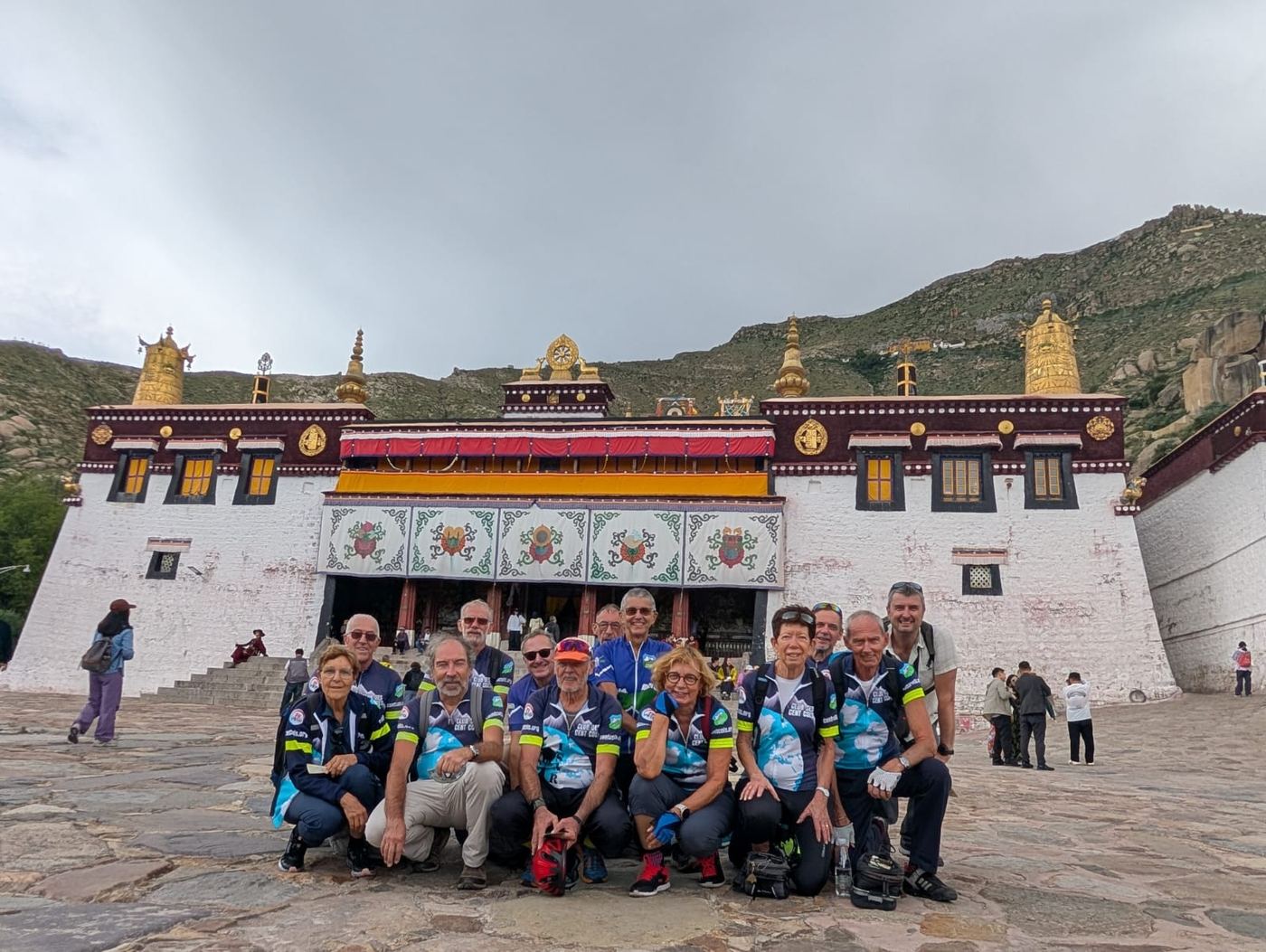 Le groupe devant un monastère de Lhassa