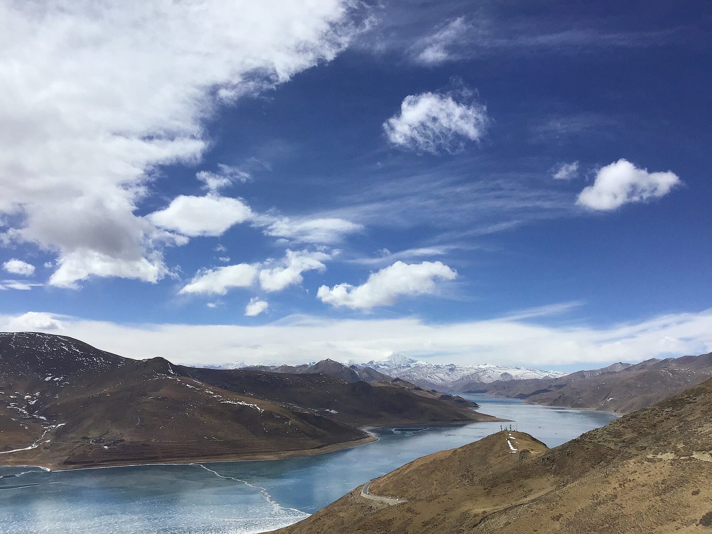 Le lac Yamdrok vu depuis le col de Khampa La