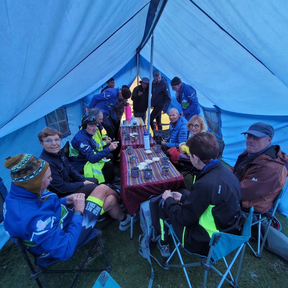 Repas sous la tente au camp