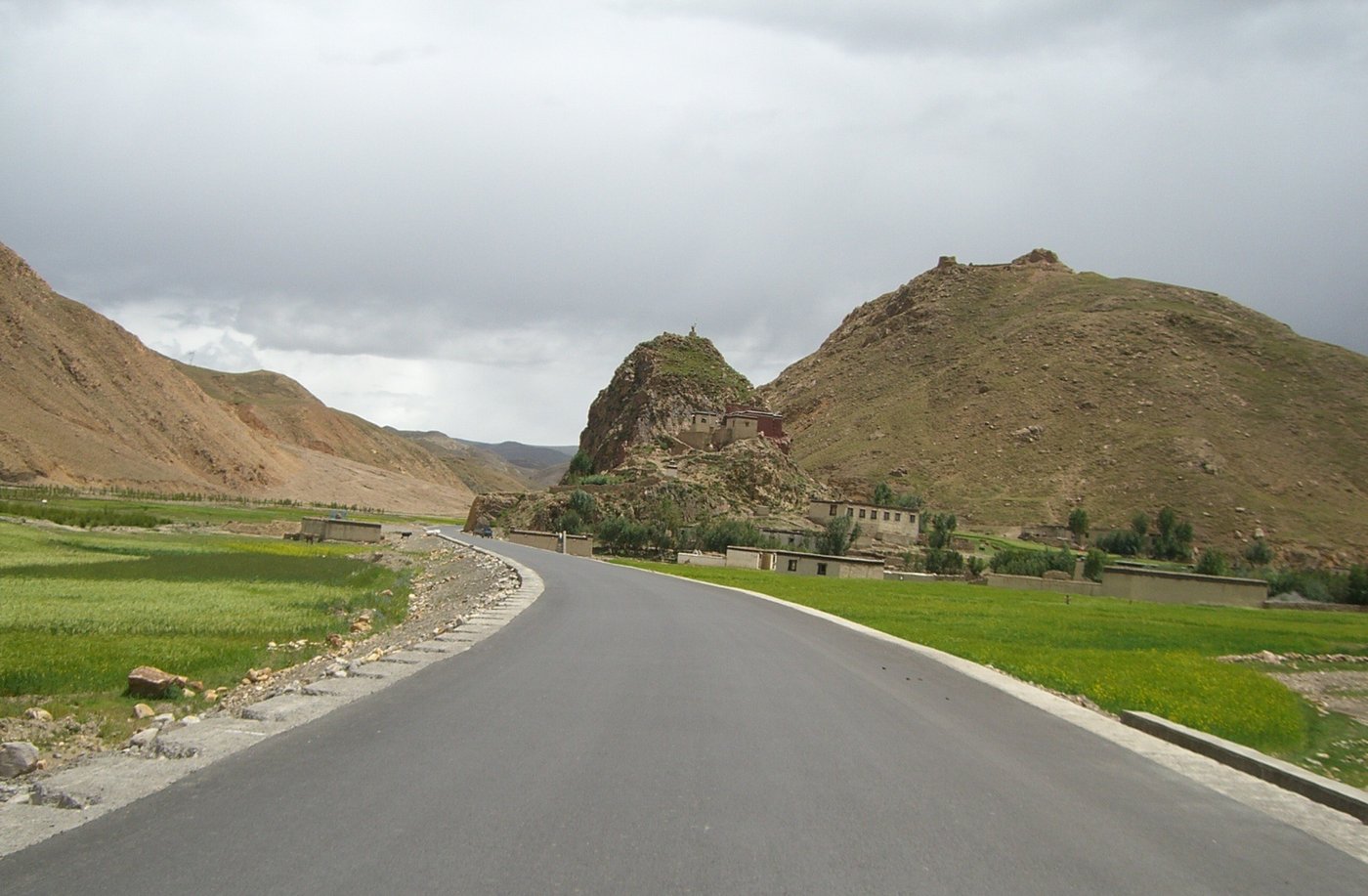 La route du plateau entre deux collines