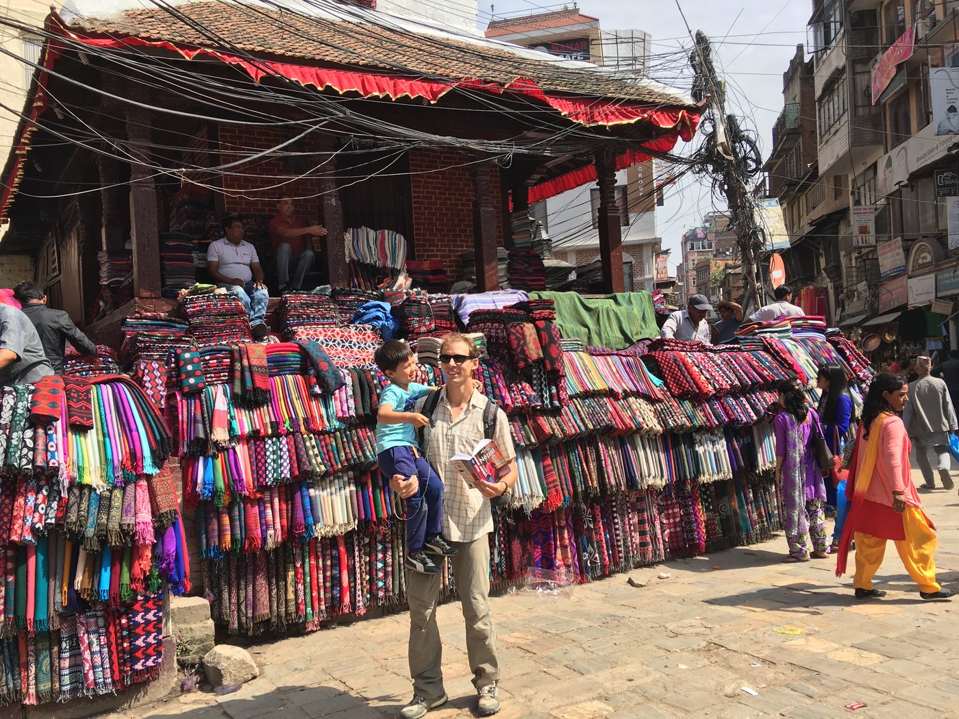 Échoppes de tissus colorés à Katmandou